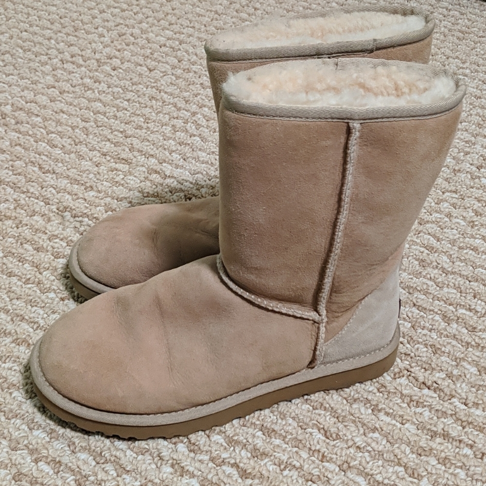 UGGs short boot tan